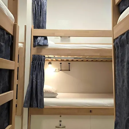 بيت شباب Gravitas سبليت