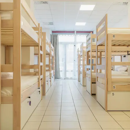 Gravitas بيت شباب