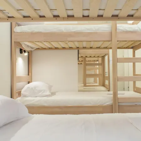 Gravitas Hostal Split